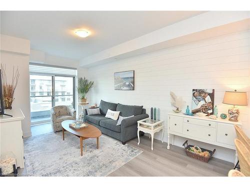 707-450 Dundas Street E, Waterdown, ON - Indoor Photo Showing Living Room