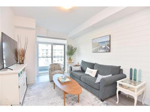 707-450 Dundas Street E, Waterdown, ON - Indoor Photo Showing Living Room