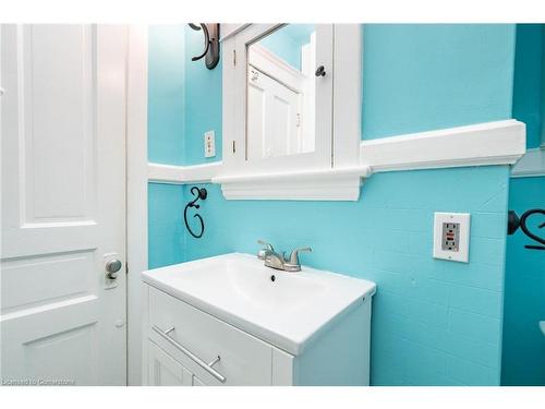 26 Ontario Avenue, Hamilton, ON - Indoor Photo Showing Bathroom