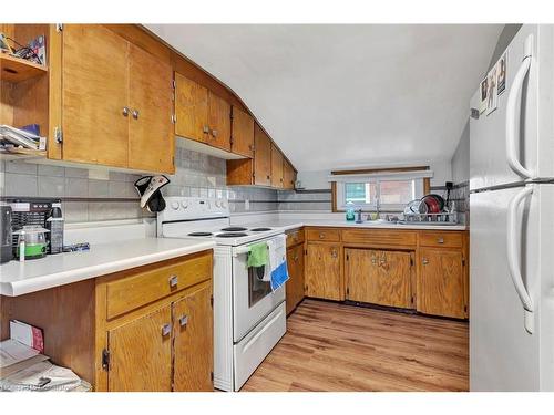 112 Dorothy Street, Welland, ON - Indoor Photo Showing Kitchen