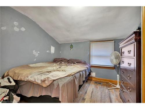 112 Dorothy Street, Welland, ON - Indoor Photo Showing Bedroom