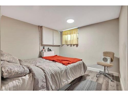 112 Dorothy Street, Welland, ON - Indoor Photo Showing Bedroom