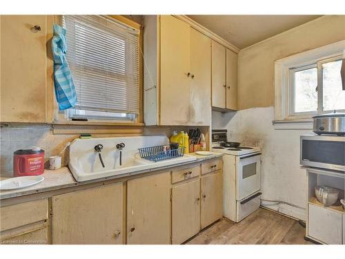 112 Dorothy Street, Welland, ON - Indoor Photo Showing Kitchen