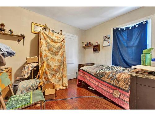 112 Dorothy Street, Welland, ON - Indoor Photo Showing Bedroom