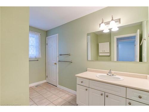 14 Saddler Street, Fonthill, ON - Indoor Photo Showing Bathroom