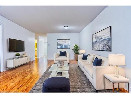 14 Saddler Street, Fonthill, ON - Indoor Photo Showing Living Room