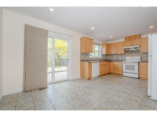 109 Wills Crescent, Hamilton, ON - Indoor Photo Showing Kitchen