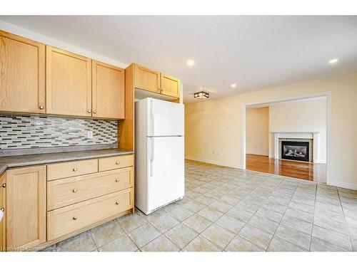 109 Wills Crescent, Hamilton, ON - Indoor Photo Showing Kitchen