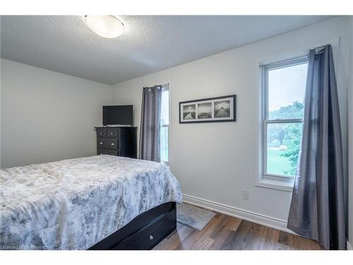 8-596 Grey Street, Brantford, ON - Indoor Photo Showing Bedroom