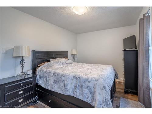 8-596 Grey Street, Brantford, ON - Indoor Photo Showing Bedroom