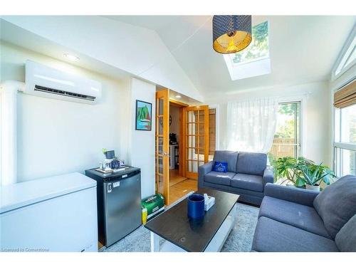 10 Warren Avenue, Hamilton, ON - Indoor Photo Showing Living Room