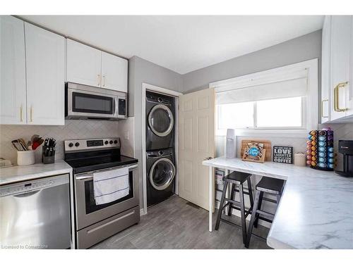 10 Warren Avenue, Hamilton, ON - Indoor Photo Showing Kitchen