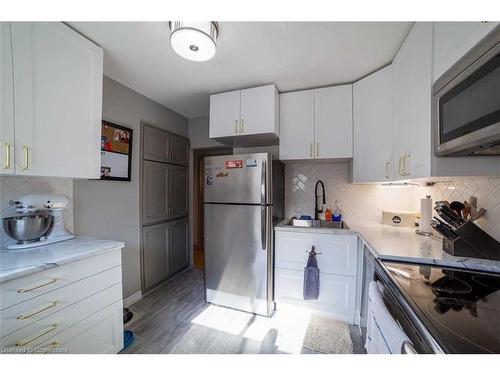 10 Warren Avenue, Hamilton, ON - Indoor Photo Showing Kitchen