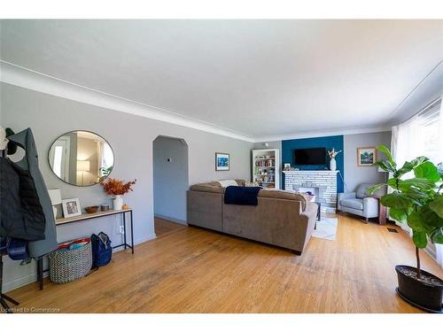 10 Warren Avenue, Hamilton, ON - Indoor Photo Showing Living Room