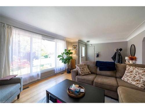 10 Warren Avenue, Hamilton, ON - Indoor Photo Showing Living Room