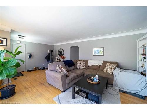 10 Warren Avenue, Hamilton, ON - Indoor Photo Showing Living Room