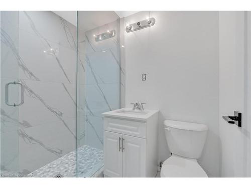 86 Beland Avenue N, Hamilton, ON - Indoor Photo Showing Bathroom