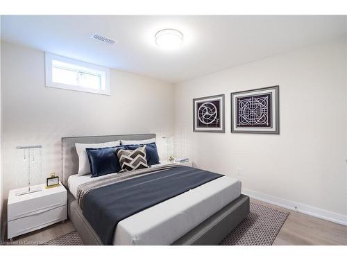 2-130 West 34Th Street, Hamilton, ON - Indoor Photo Showing Bedroom