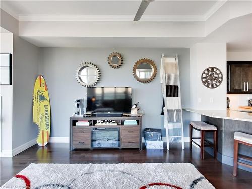 1601-360 Pearl Street, Burlington, ON - Indoor Photo Showing Living Room