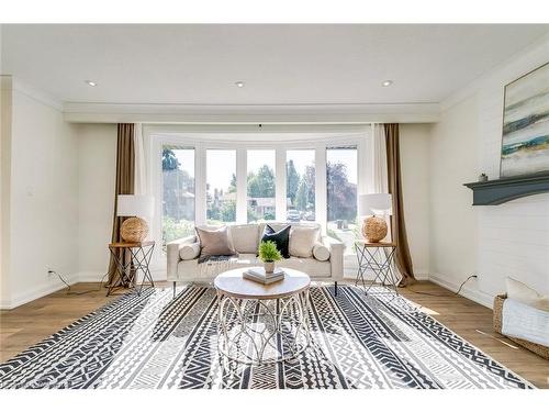 33 Sewell Drive, Oakville, ON - Indoor Photo Showing Living Room