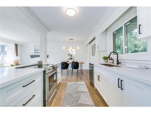 33 Sewell Drive, Oakville, ON - Indoor Photo Showing Kitchen With Upgraded Kitchen