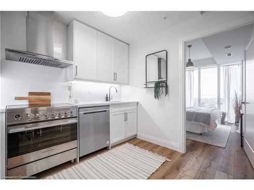 1301-500 Brock Avenue, Burlington, ON - Indoor Photo Showing Kitchen