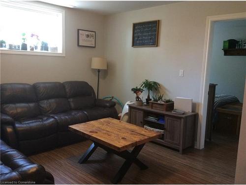 5890 Regional Road 20, Smithville, ON - Indoor Photo Showing Living Room