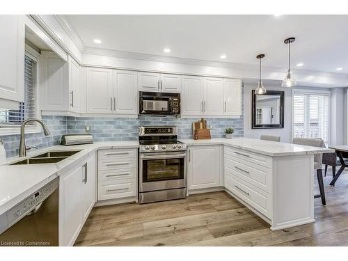 32 Brookhurst Crescent, Waterdown, ON - Indoor Photo Showing Kitchen With Double Sink With Upgraded Kitchen