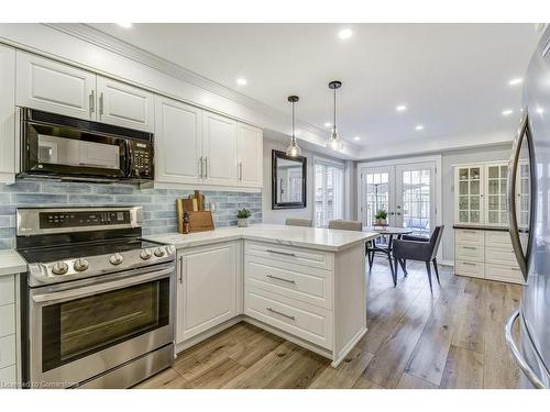 32 Brookhurst Crescent, Waterdown, ON - Indoor Photo Showing Kitchen With Upgraded Kitchen