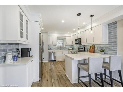 32 Brookhurst Crescent, Waterdown, ON - Indoor Photo Showing Kitchen With Upgraded Kitchen