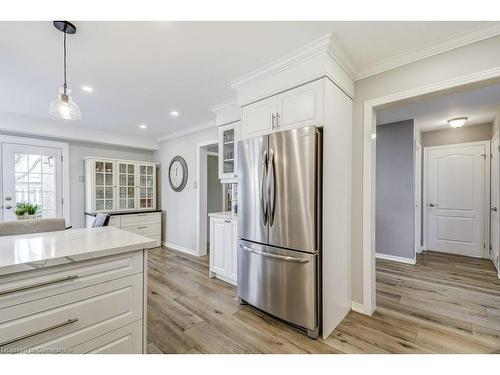 32 Brookhurst Crescent, Waterdown, ON - Indoor Photo Showing Kitchen