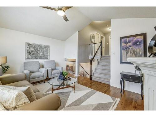 32 Brookhurst Crescent, Waterdown, ON - Indoor Photo Showing Living Room