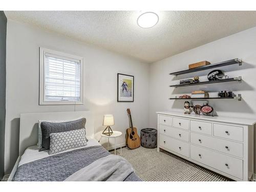 32 Brookhurst Crescent, Waterdown, ON - Indoor Photo Showing Bedroom