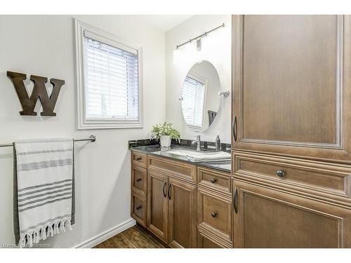 32 Brookhurst Crescent, Waterdown, ON - Indoor Photo Showing Bathroom