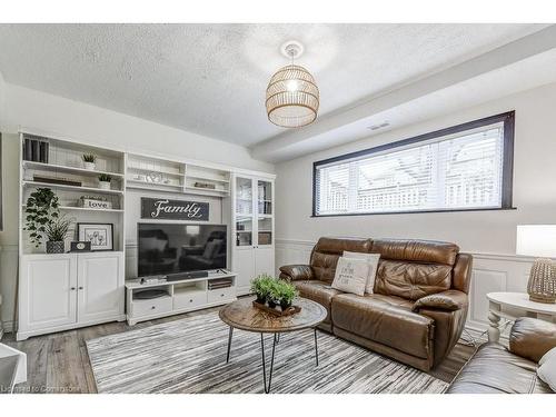 32 Brookhurst Crescent, Waterdown, ON - Indoor Photo Showing Living Room