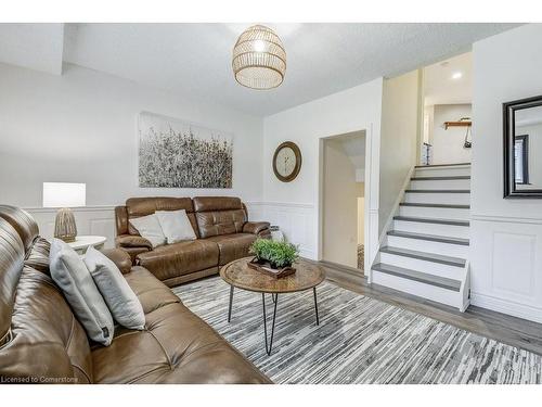 32 Brookhurst Crescent, Waterdown, ON - Indoor Photo Showing Living Room