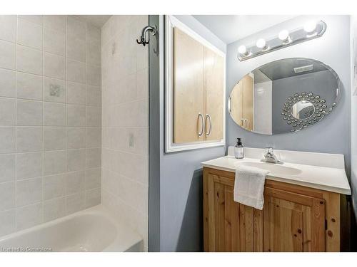 32 Brookhurst Crescent, Waterdown, ON - Indoor Photo Showing Bathroom