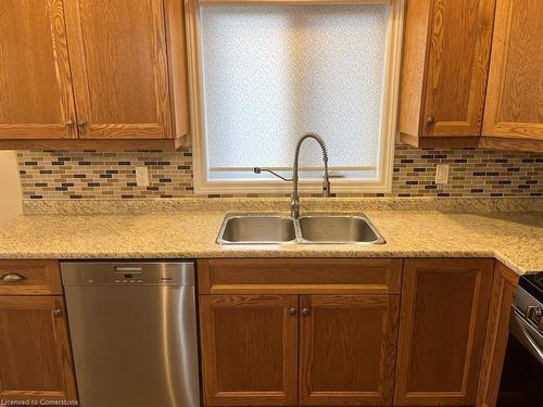 9-152 Cross Street E, Dunnville, ON - Indoor Photo Showing Kitchen With Double Sink