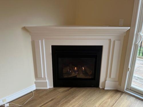 9-152 Cross Street E, Dunnville, ON - Indoor Photo Showing Living Room With Fireplace