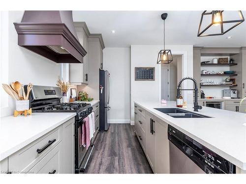 92 Ivy Crescent, Thorold, ON - Indoor Photo Showing Kitchen With Double Sink With Upgraded Kitchen