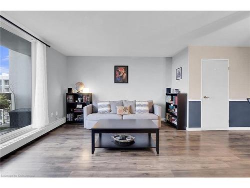 826-350 Quigley Road, Hamilton, ON - Indoor Photo Showing Living Room