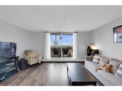 826-350 Quigley Road, Hamilton, ON - Indoor Photo Showing Living Room