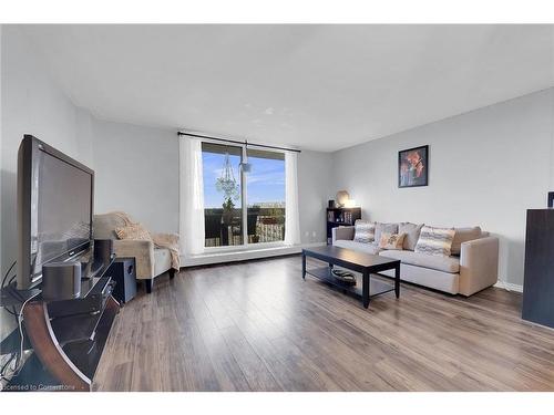 826-350 Quigley Road, Hamilton, ON - Indoor Photo Showing Living Room