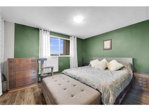 826-350 Quigley Road, Hamilton, ON - Indoor Photo Showing Bedroom