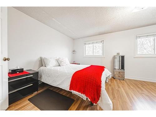 26-1155 Paramount Drive, Stoney Creek, ON - Indoor Photo Showing Bedroom