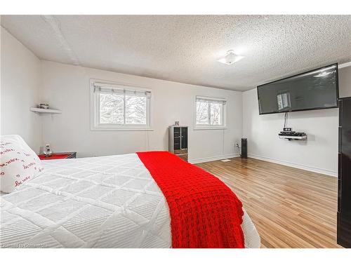 26-1155 Paramount Drive, Stoney Creek, ON - Indoor Photo Showing Bedroom