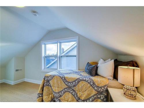 38 Clyde Street, Hamilton, ON - Indoor Photo Showing Bedroom