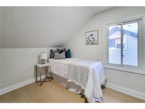 38 Clyde Street, Hamilton, ON - Indoor Photo Showing Bedroom