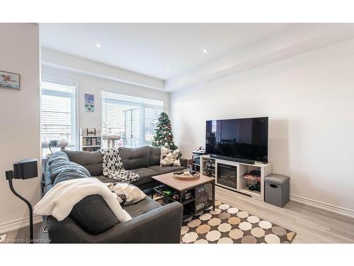 20-5000 Connor Drive, Beamsville, ON - Indoor Photo Showing Living Room