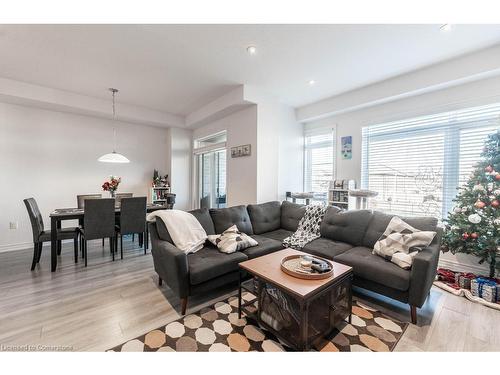 20-5000 Connor Drive, Beamsville, ON - Indoor Photo Showing Living Room